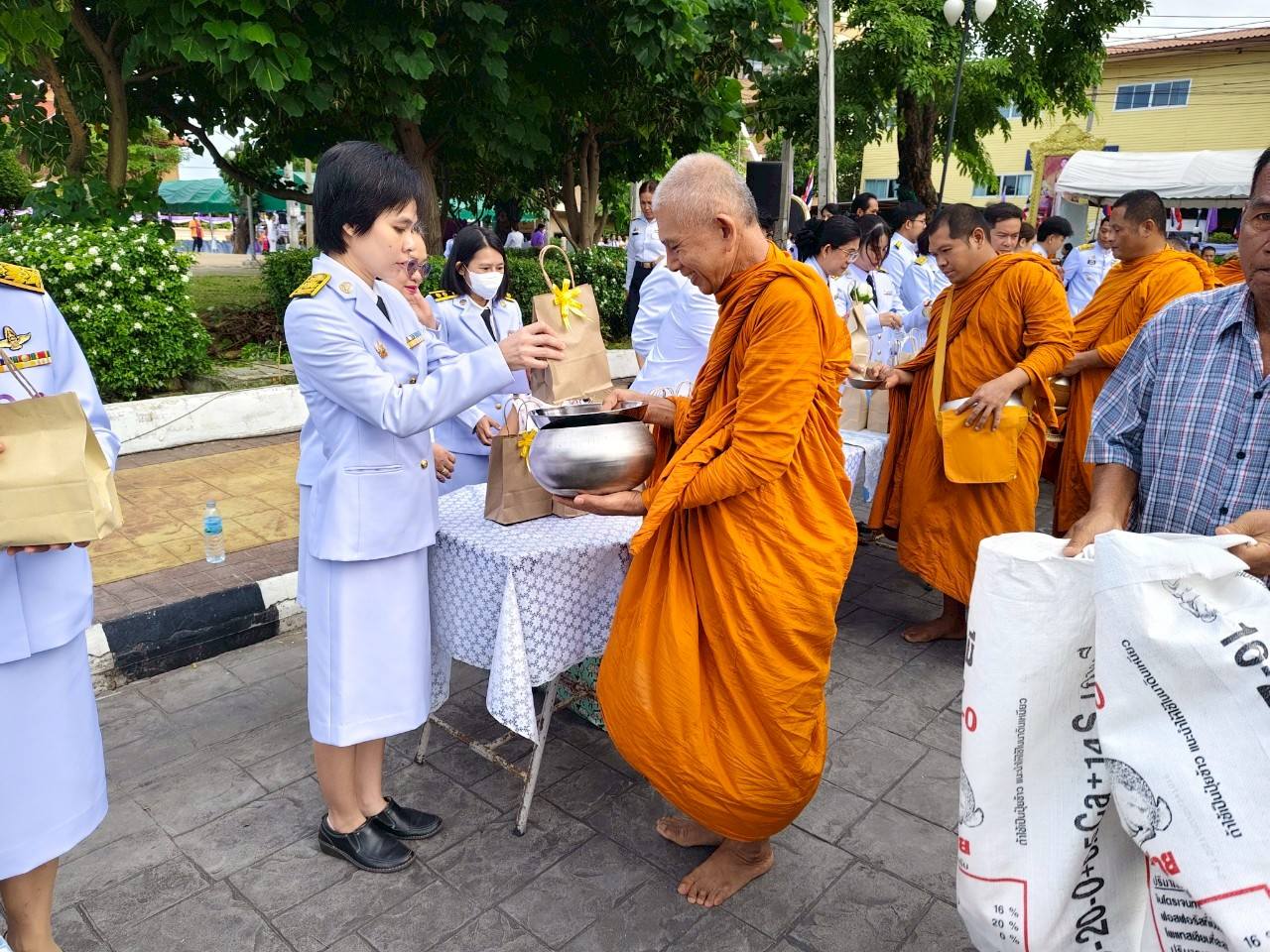 title -  ส.ป.ก.ปทุมธานี ร่วมพิธีเจริญพระพุทธมนต์และทำบุญตักบาตรพระภิกษุสงฆ์และสามเณร  เนื่องในโอกาสวันเฉลิมพระชนมพรรษา